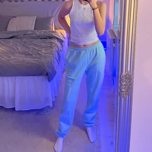 Mjukis byxor - Turkos/ljusblåa mjukis byxor från Nelly. Jättefin färg till sommaren. De är i storlek s men skulle säga de passar m också. Använd ett fåtal gånger o säljer för de ej kom till användning längre. Jag är 171cm lång o de är ner till fötterna på mig!