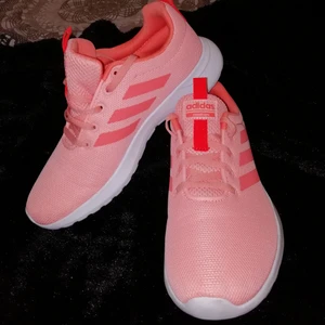 Adidas Cloudfoam  - Helt nya oanvända snygga Adidas Cloudfoam som sitter otroligt skönt o bekvämt. Speciellt för er som har problem med ryggen.                      Storlek: 37.  🛍️💌📦Köptes för 1.289:-