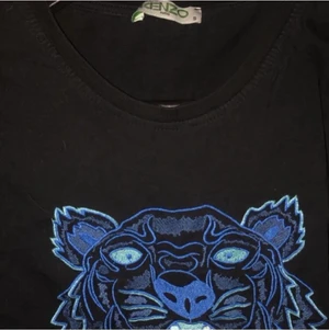 Kenzo t-shirt - Äkta kenzo tröja, knappt använd då jag har dubbelt Storlek S