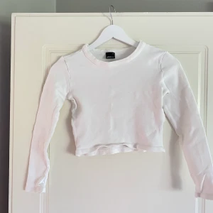 Vit topp - Jätteskönt och strechigt material! Säljer pga att jag ej använder.