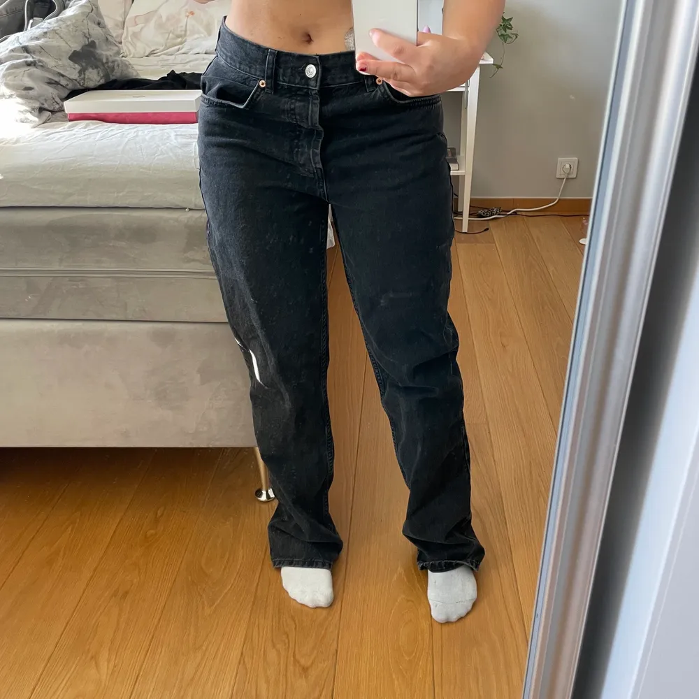 Säljer mina jättefina mellan/lågmidjade jeans som är köpta på ASOS. Dem är i storlek 30/32 och passar mig som är en 36/38 i jeans. Dem är knappt använda och säljer för 150 så buda därifrån 💕💕. Jeans & Byxor.