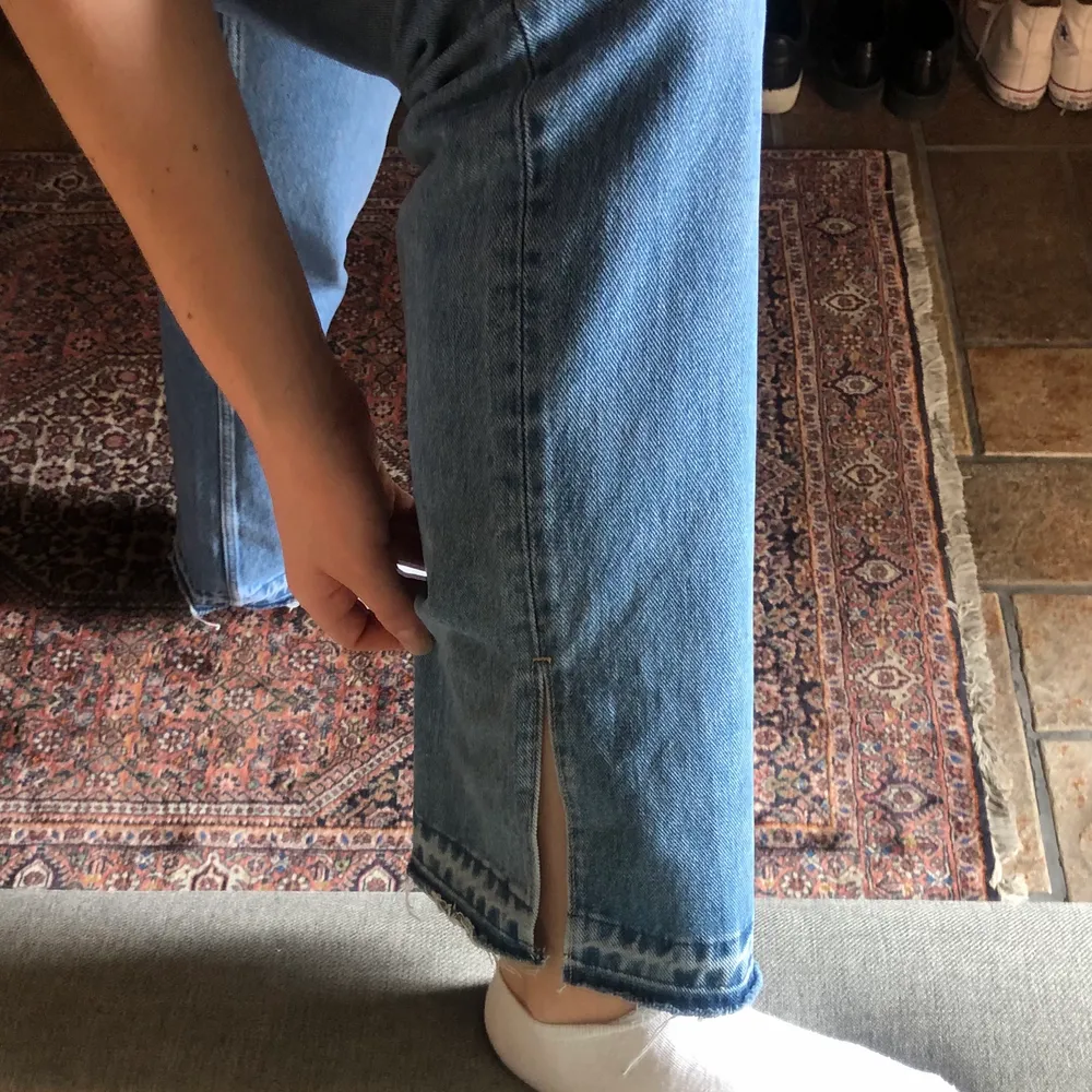 Säljer dessa jeans då jag tyvärr inte fått så mycket användning för dom. Sitter superfint på kroppen och har en slits nedtill. Är 176cm lång . Jeans & Byxor.