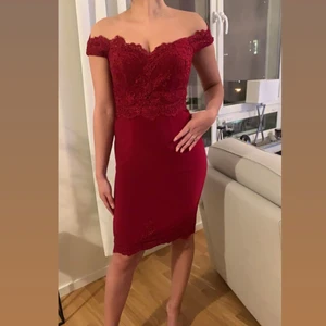 Röd klänning Xs  - Röd spets klänning i god skick från dressroom Linné. Superfin och passar perfekt till balen. Nypris: 2500, mitt pris är 1500kr + frakt. ❣️