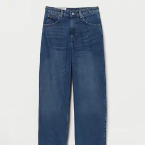 Säljer mina 90’s baggy jeans från H&M då de inte kommer till användning. Frakt tillkommer😊
