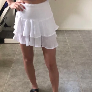 Kjol - Kjol från shein som är perfekt till sommaren. Den är aldrig använd och därför i väldigt bra skick. Säljer då jag har flera liknande kjolar.