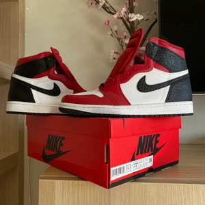 Jordan 1 Retro High Satin Snake Chicago  - Helt nya, köpt från BSTN store 2020. Aldrig använda. Storlek EU 43.  Original skosnören, vit, svart, röd ingår. 