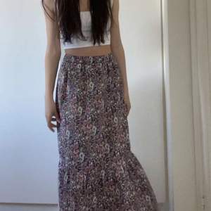 Säljer dessa nya kjol, perfekta till sommaren. Köpte den före sommaren men den ser helt ny ut. Kjolen är från PIECES. 