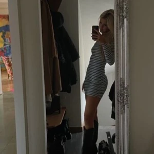 Randig somrig klänning - Blå, vit, svart randig sommarklänning. Kort i nytt skick. Storlek S. Lånad bild. Öppen rygg