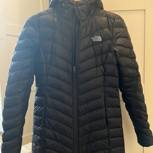 Northface jacka - En svart figursydd northface jacka i storlek S. Har fickor som man stänger med dragkedja. Perfekt till höst eller lite kallare sommar dagar. Inga defekter eller liknande. Pris går att diskuteras.