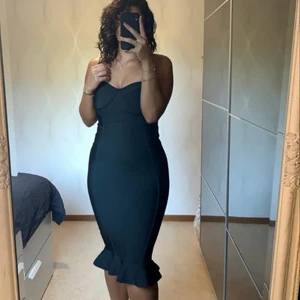 Festklänning storlek 38 - Superfin festklänning i storlek 38. Använd vid ett tillfälle så den är i mycketbra skick! Finns att hämta i Järfälla och postar även! Köparen står för frakten (spårbar frakt 66kr)🌺