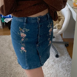 Kjol  - Jättefin kjol som knappt är använd. Köparen står för frakt 