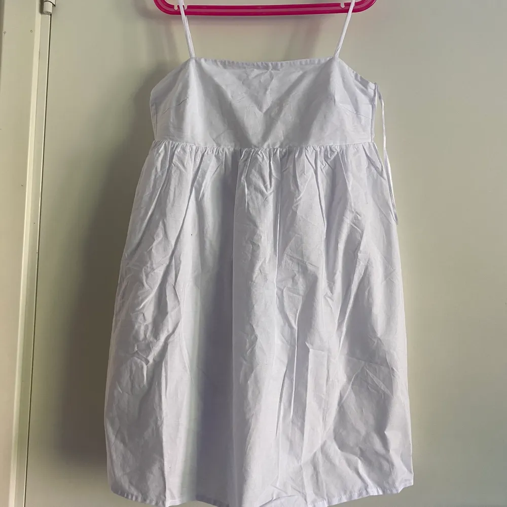 Fin klänning köpt på Zalando för ett tag sedan, jättefin inför studenten eller avslutning!💐. Klänningar.