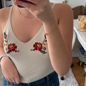 Linne - Jättegulligt linne som är i bra skick. Köparen står för frakt 