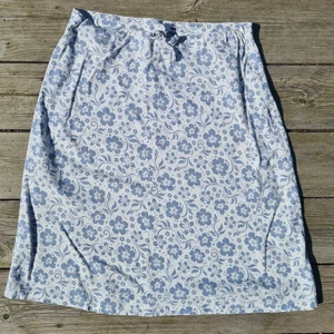 Kjol hibiskus  - Kjol med mönster av hibiskusblommor. Jättefint skick. Både dragkedja och justerbara snören. Står stl 164 men passar mig som vanligt vis har stl s (går att justera). Går att välja om den ska vara högre elr lägre i midjan.