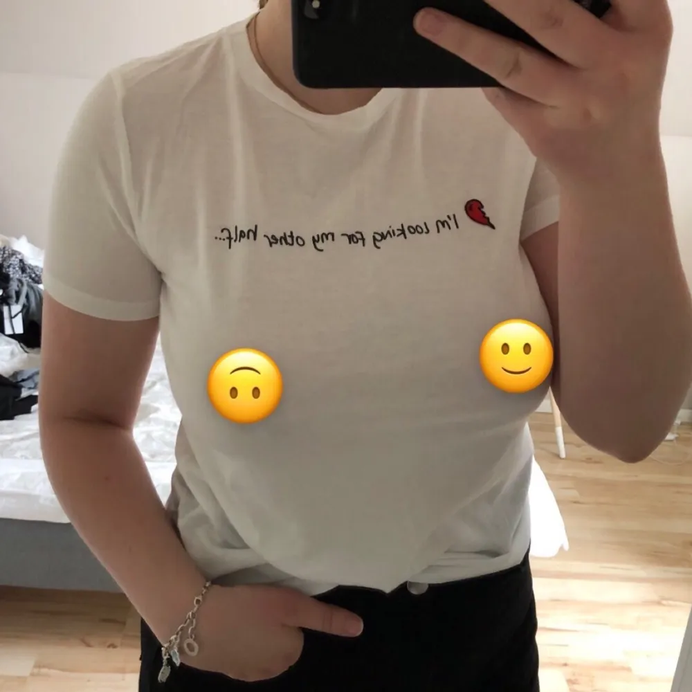 Helt oanvänd T-shirt med broderat ”I’m looking for my other half…” lite genomskinlig som dom flesta vita plagg men går såklart ha nudefärgad bh under om man vill. T-shirts.