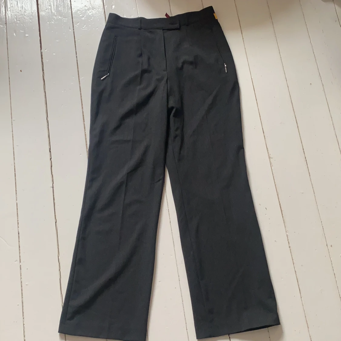 Mörkgråa kostymbyxor - 90