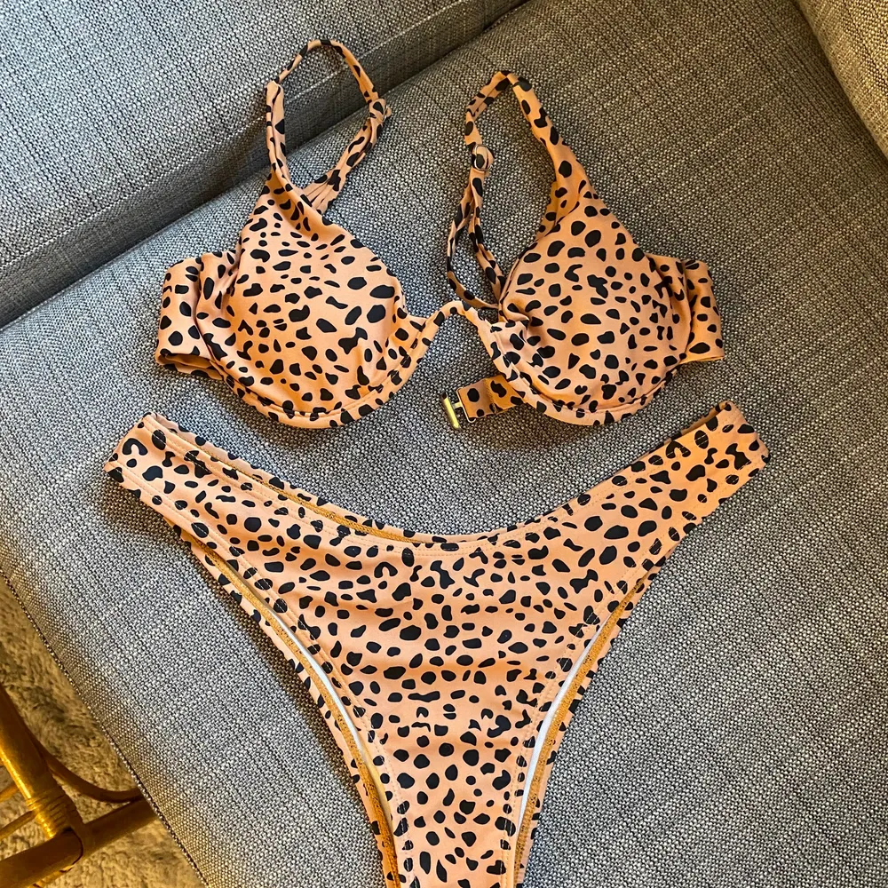 Leopard bikini från SHEIN🤍 jättefin men för stor;( båda är i storlek M🤍 80kr+frakt. Övrigt.