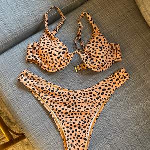 Leopard bikini från SHEIN🤍 jättefin men för stor;( båda är i storlek M🤍 80kr+frakt