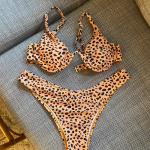 Bikini från SHEIN  - Leopard bikini från SHEIN🤍 jättefin men för stor;( båda är i storlek M🤍 80kr+frakt