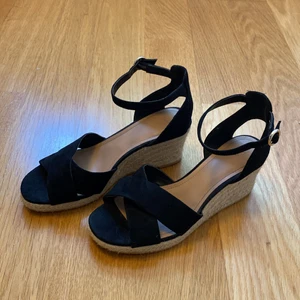 Klacksko - Snygga klackskor från HM i storlek 37. Säljer endast då jag inte kan ha dom längre. Köpta för 500kr, använda en gång