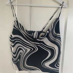 Svart vit top från Forever 21 strl M - Rensar garderoben! Helt oanvänd topp från Forever 21.