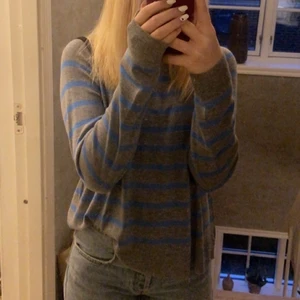Randig tröja Zara - En grå och blå randig tröja från Zara. Storlek M men passar som S. Säljer pga att den inte kommer till användning. Har använts ungefär 5 gånger. Väldigt bekväm tröja. Nypris 169.❤️‍🔥 köparen står för frakten! 