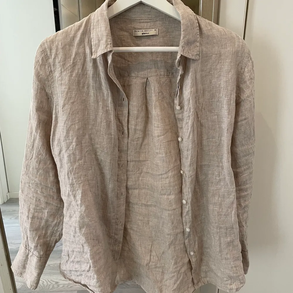 Linneskjorta i superfin beige färg (den är lite skrynklig nu)🥰 Perfekt till sommaren! 100% linne. Inte säker på att jag vill sälja den, säljer bara till ett bra pris. BUDGIVNING i kommentarerna🥰. Skjortor.