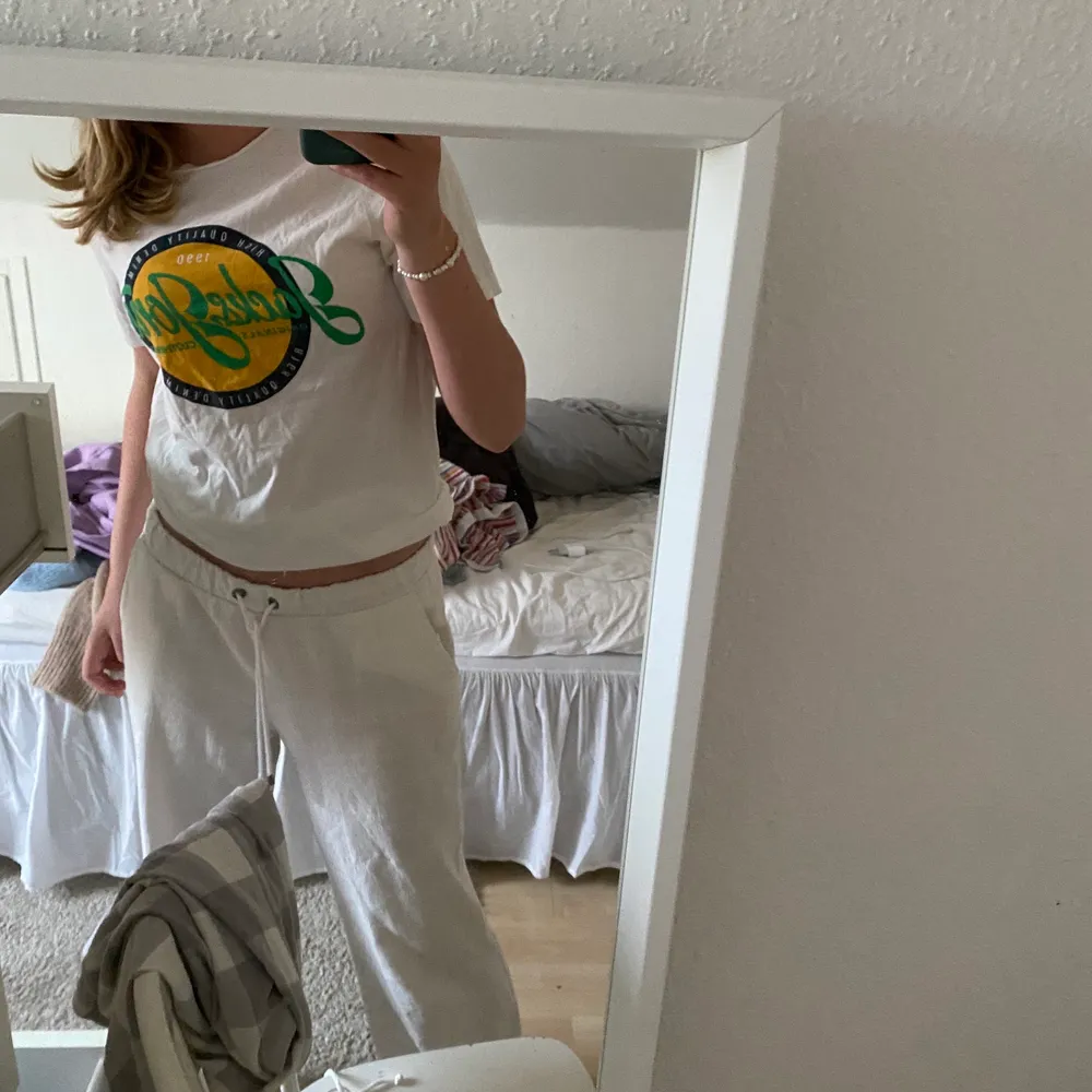 Väldigt fin t skirt köpt 2020, inte använt så mycket så det är fint skick❤️❤️. T-shirts.