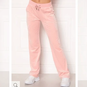 Juicy - Säljer mina juicy för att jag har skaffat nya och behöver inte dom har haft på mig dom 3/4ggr dom är i bra skick inget smuts elr fell på dom de är storlek S