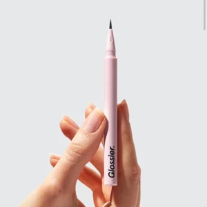 Glossier pro tip eyeliner  - Köpt för 190kr säljs för att använder inte eyeliner. Detalj på sista bilden. I färg svart