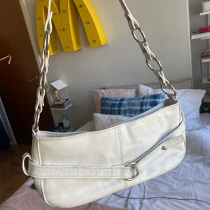 Vintage väska  - Säljer min vita vintage väska köpt på second hand i Stockholm. Väskan är begagnad och rätt så välanvänd. Därav kan pris diskuteras. 