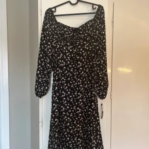 Shein sommarklänning, Strl. 36 - En superfin sommarklänning från shein, aldrig använt. Säljes pga för liten i storlek. 