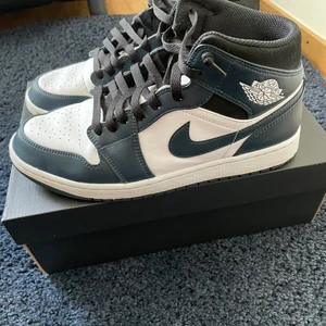 Jordan 1 Mid Armory Navy Stl 44 - Bra skick, runt 6 månader gamla. storlek 44