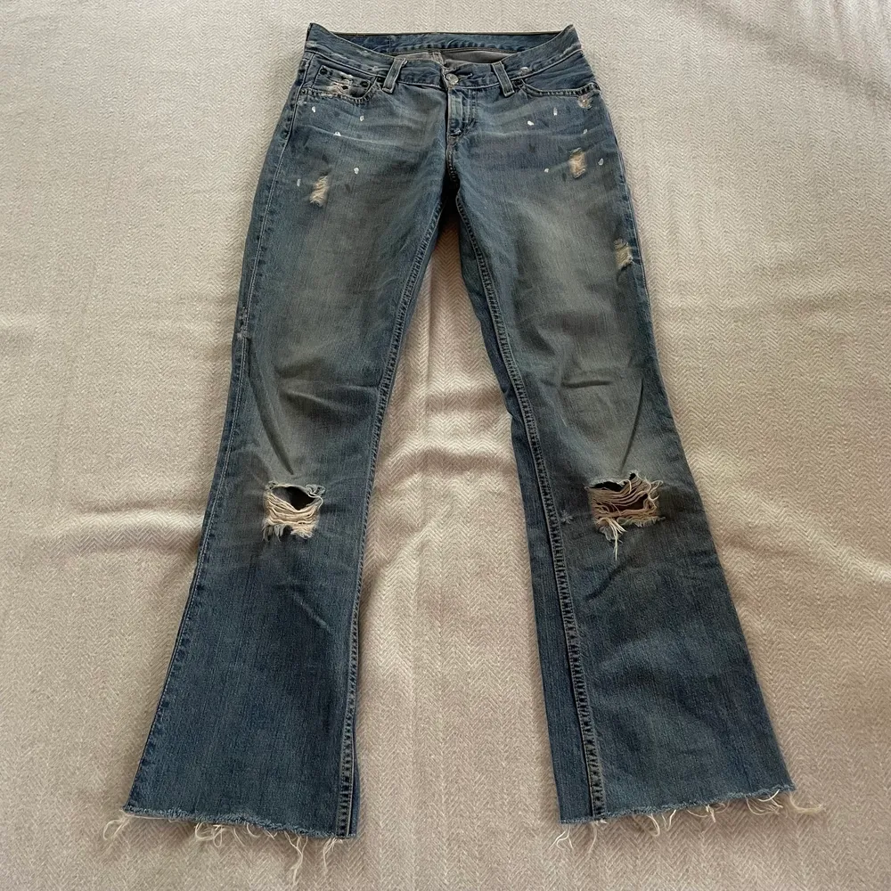 Såå fina lågmidjade levis jeans 529, köpta second hand och tror förra ägaren målade små vita prickar fram som syns på bilden (vet inte om de går bort i tvätt), säljer för lite för korta på mig! Midjemått 75cm och innerbenslängd 74cm, jag är 173. Jeans & Byxor.