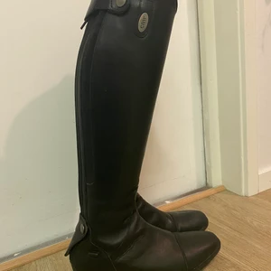 Ridstövlar  - Säljer ett par ridstövlar i fint skick. Tvättade på insidan och ut sidan. Lite direkten vid tårna men inget som syns på håll. Om man har svart sko kräm och smörjer på de regelbundet syns det inte alls. Har haft dom cirka 1 år säljer då dom blivit för så men inget fel på dom. Ny pris ca 1100kr hör av er för fler bilder eller andra fråger💕