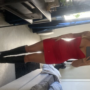 Röd bandeauklänning - Snygg tight klänning utan band, snygg passform och sparsamt använd💕köparen står för frakt