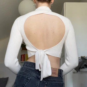 Zara topp - Säljer denna snyggingen från zara, säljer pga att den inte kommer till så mycket användning. Den är endast använd ett fåtal gånger. En riktig dröm till till exempel ett par linnebyxor i sommar💕