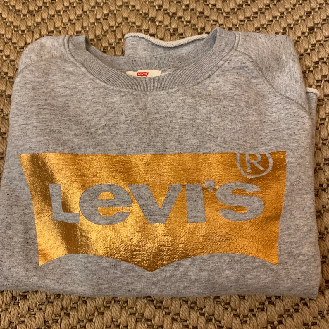 Grå Levi’s tröja med guld - 90