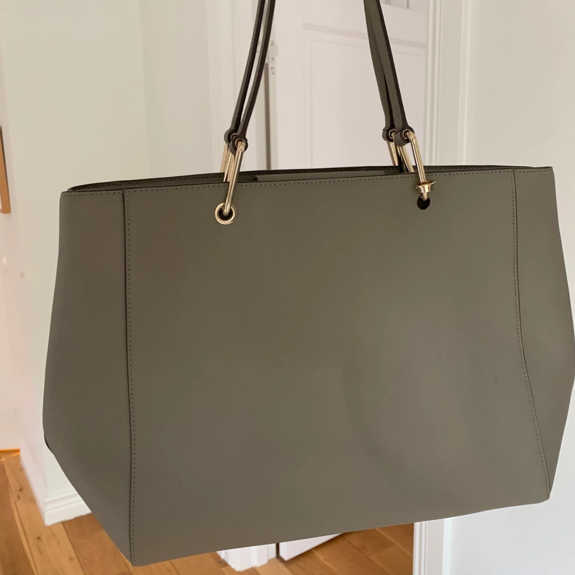 DKNY handväska mörkgrå/grön  - 90