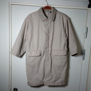 Vintagejacka - Beige jacka med korta ärmar och manchesterkrage. Den har grönt, mjukt foder och en huva som döljs på insidan🌱