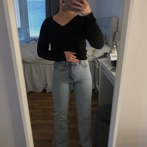 Jeans - Säljer nu dessa skit snygga jeansen i storleken 34 Säljer på grund av att de är lite försmå för mig men är i toppen skick, dem är uppsydda för att passa mig som är 160cm lång och har en litet snitt längst ner i byxan  Super bra skick och jätte fin modell  Frakt på 62kr tillkommer