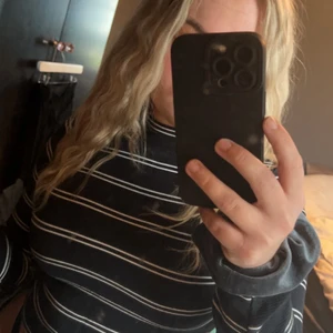 Levis tröja - Säljer en randig Levis tröja med polokrage i storlek S. Den är lite tjockare i materialet och har en dragkedja baktill, väldigt bra skick🥰