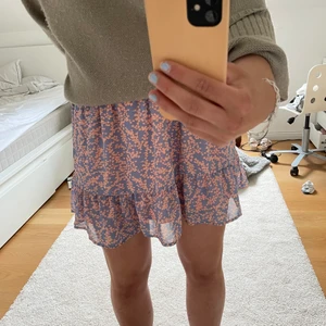 Kjol - Säljer denna såååå gulliga kjol i storlek S, jag är 175 och den sitter jättebra, men den passar kortare också! Älskar verkligen denna kjol men den kommer inte till användning och därav kommer jag sälja den❤️💓Jättegulliga blommor och sååå fina färger! Passar perfekt till sommaren🥰💗