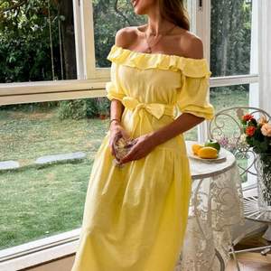 Super vacker trendig sommar klänning i classic design. Maxi klänning i pastell gul nyans med tillbehör ett matchande gult bälte.                        ( Helt ny ej tidigare använd)☀️☀️
