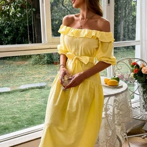 Klänning - Super vacker trendig sommar klänning i classic design. Maxi klänning i pastell gul nyans med tillbehör ett matchande gult bälte.                        ( Helt ny ej tidigare använd)☀️☀️