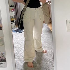 Jättesnygga byxor! - Skit fräna byxor, nya och nästan oanvända! Ganska lågmidjade, vida ocj luftiga. Möjligen lite genomskinliga men man kan ha vita cykelbyxor eller något liknande. Jag är 158 och storlek 36-38. Byxorna är i storlek 36. 