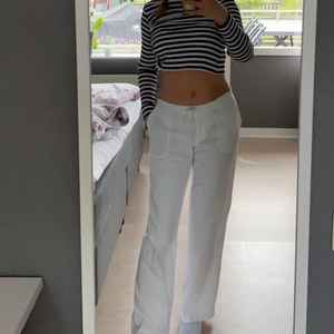 Linnebyxor🤍🤍 - Ett par vita helt nya linnebyxor🤍 Jag är 172 och längden är helt perfekt, säljer då jag råkade köpa två par. Köparen står för frakten.