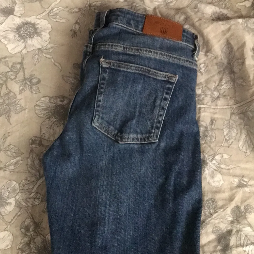 Använts 5ggr max, väldigt bekväma och lite stretchiga men sitter ändå grympt bra på! säljes pga ej användning längre💕. Jeans & Byxor.