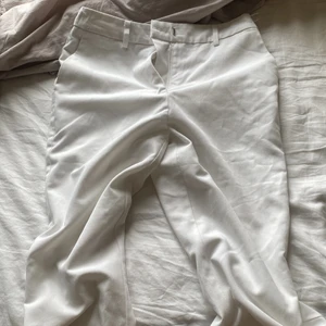 Kostymbyxor  - Säljer dessa vita kostymbyxor då de ej passade mig. 