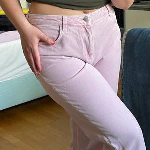Rosa jeans 🥺💖 - Baby pink jeans från mango 😻 baby girl vibes!! 💖 jag är 160cm! 100% bomull!!